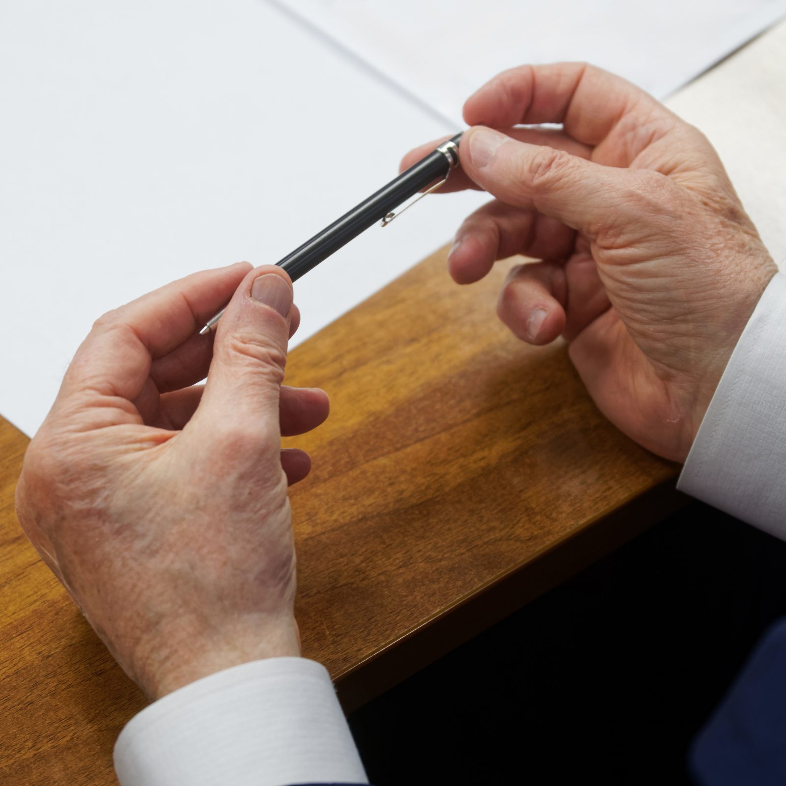 Symbolfoto: ältere Hand mit Stift – Vorsorgevollmacht unterschreiben